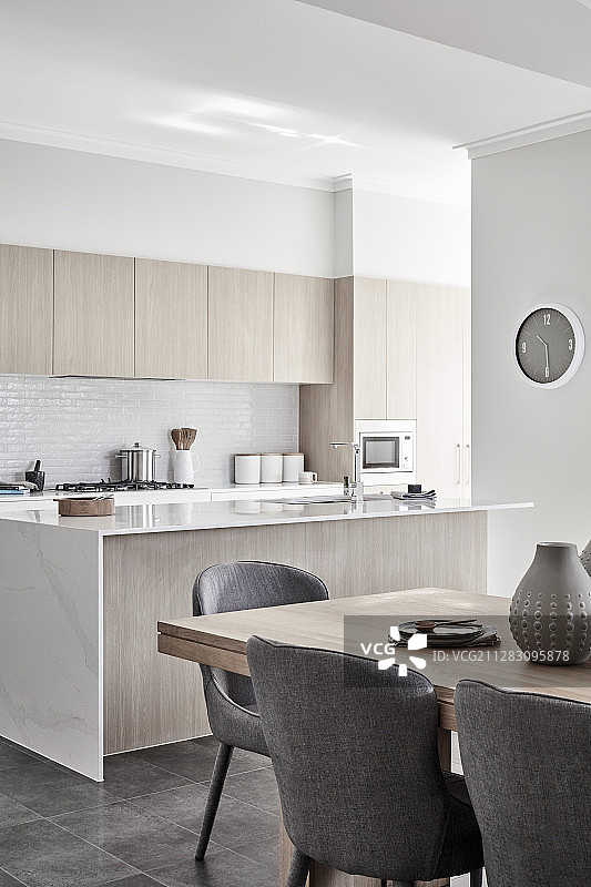 透过餐桌看厨房岛台图片素材