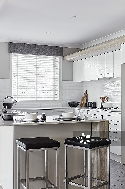 开放式厨房的早餐吧台和吧凳图片素材