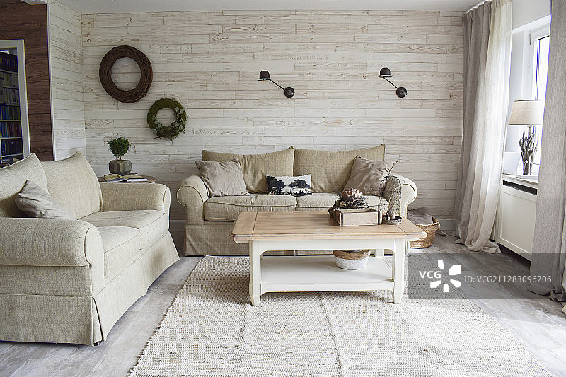 明亮的乡村风格米色客厅图片素材