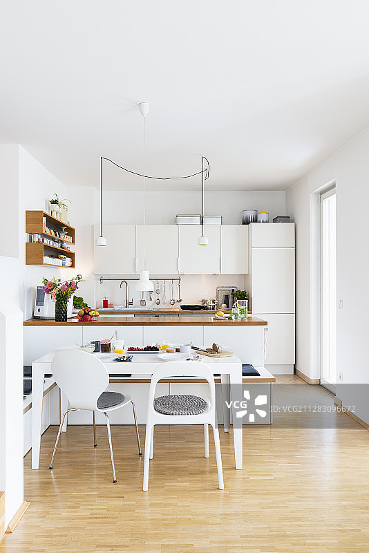 用厨房墙柜和台面制成的DIY转角长凳用餐区图片素材