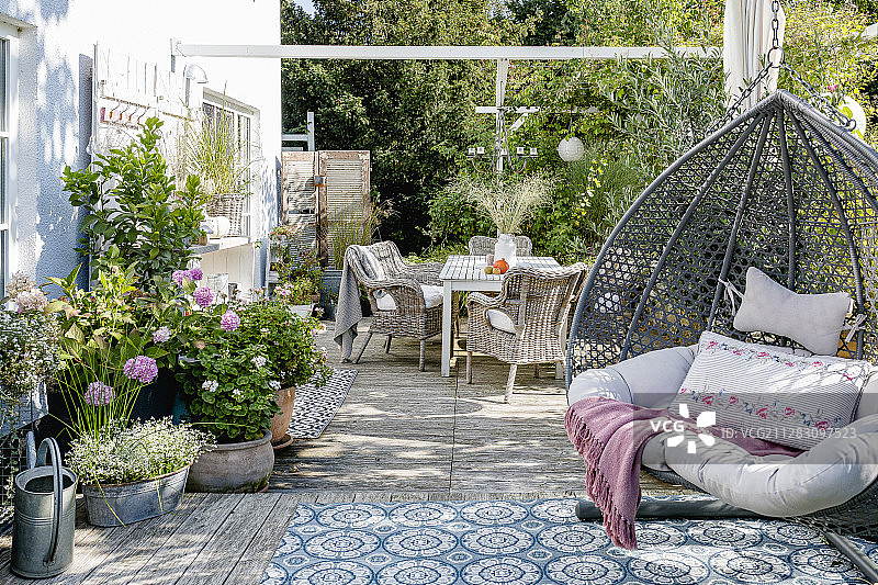 秋季露台上的露台家具、户外地毯和悬挂椅图片素材