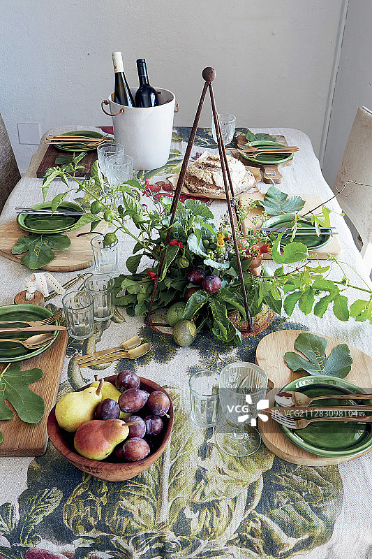 无花果叶和花卉装饰秋季晚餐餐桌图片素材