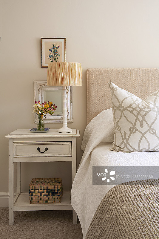 米色和白色调的客卧床和床头柜图片素材