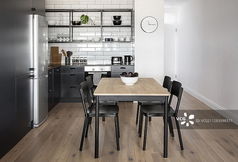 公寓厨房餐桌，黑色台面置物架图片素材