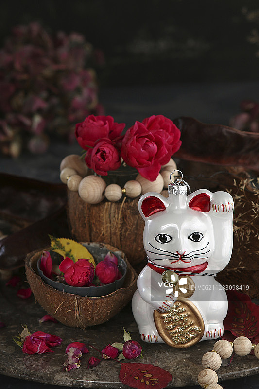招财猫与椰壳红玫瑰摆件图片素材