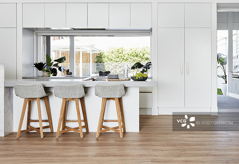 白色简约厨房中的组合橱柜和台面图片素材