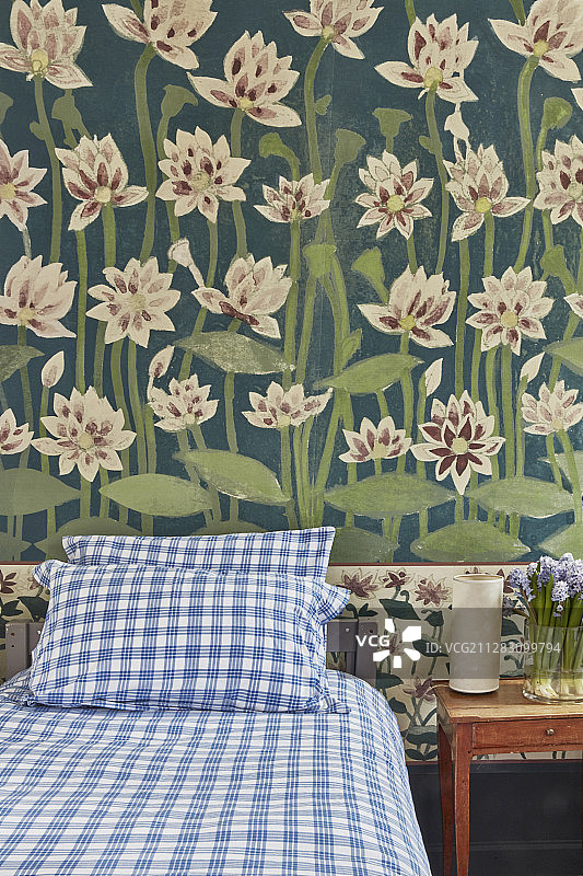 复古风格卧室墙壁上的睡莲图片素材