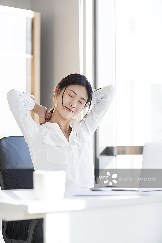 年轻商务女士在办公室休息放松图片素材