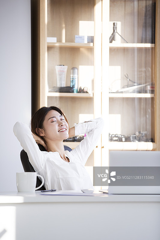 年轻商务女士在办公室休息放松图片素材