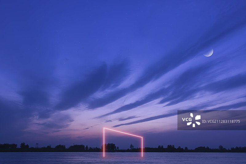 夏夜江水中的门图片素材