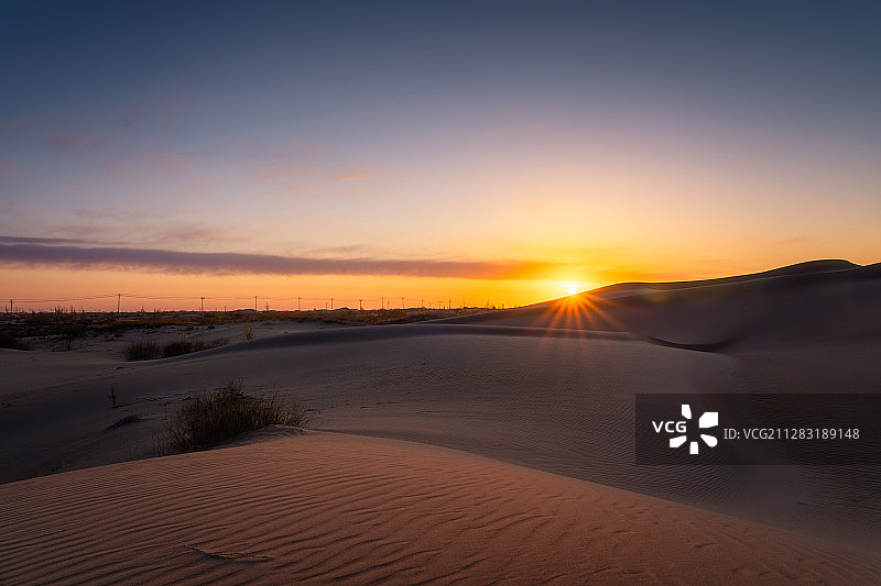 内蒙古鄂尔多斯七星湖沙漠生态旅游区沙漠日出图片素材
