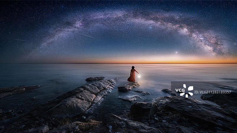 《星桥下的灯》青海湖海景银河图片素材