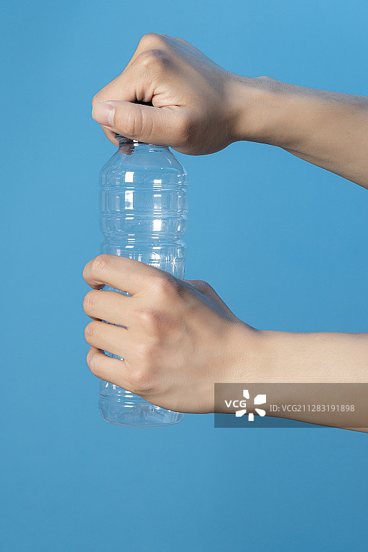 碎料瓶双手图片素材