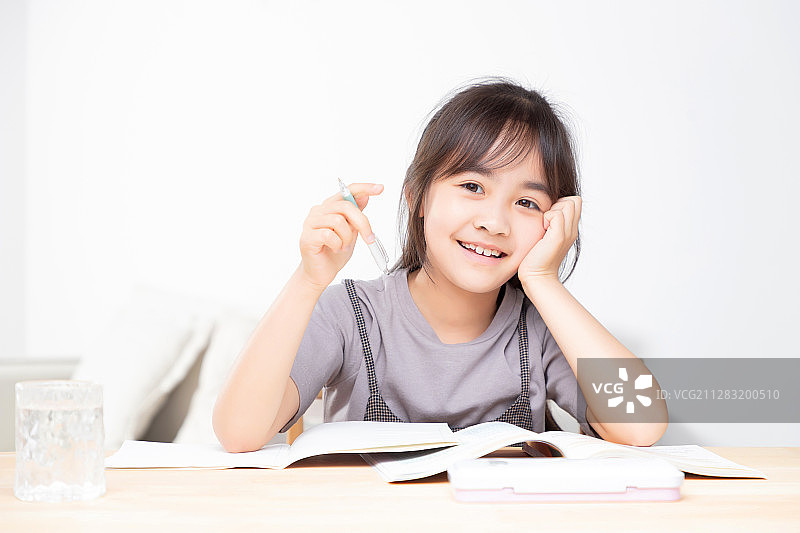 写作业的亚洲小女孩图片素材