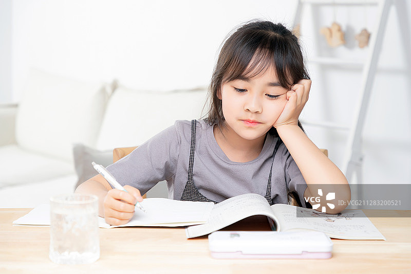 写作业的亚洲小女孩图片素材