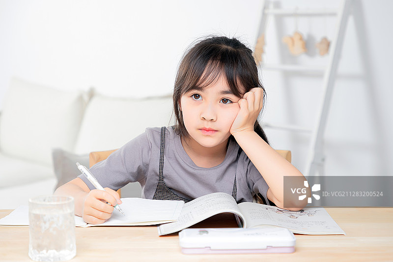 写作业的亚洲小女孩图片素材