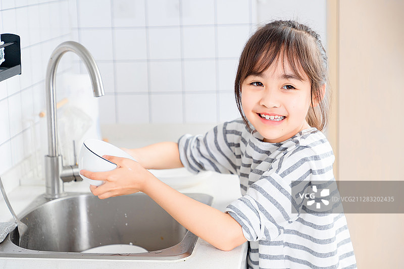 洗碗的亚洲小女孩图片素材