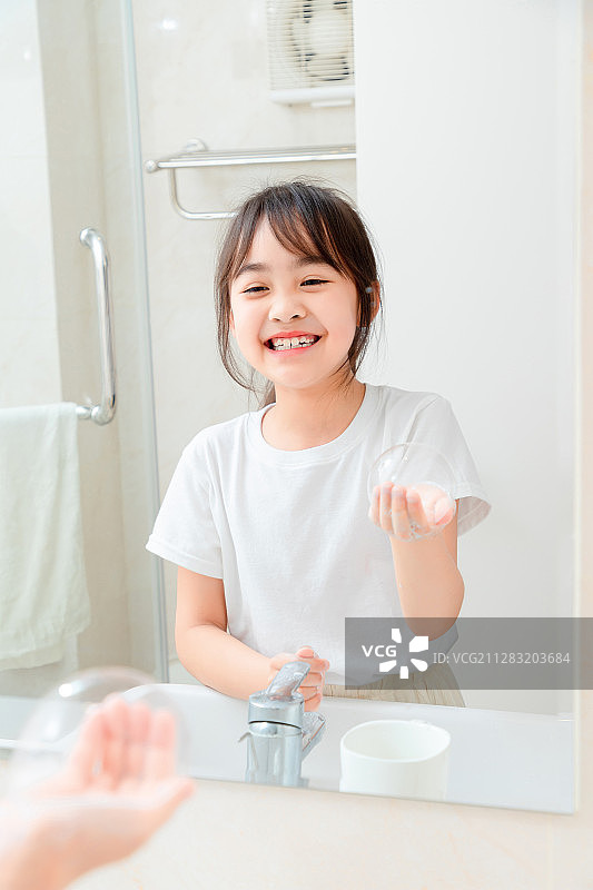 正在洗手的亚洲小女孩图片素材