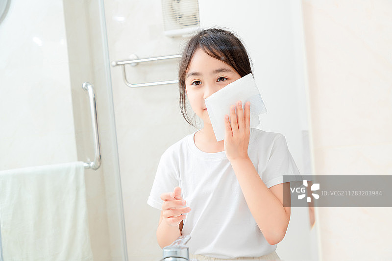 正在洗脸的亚洲小女孩图片素材