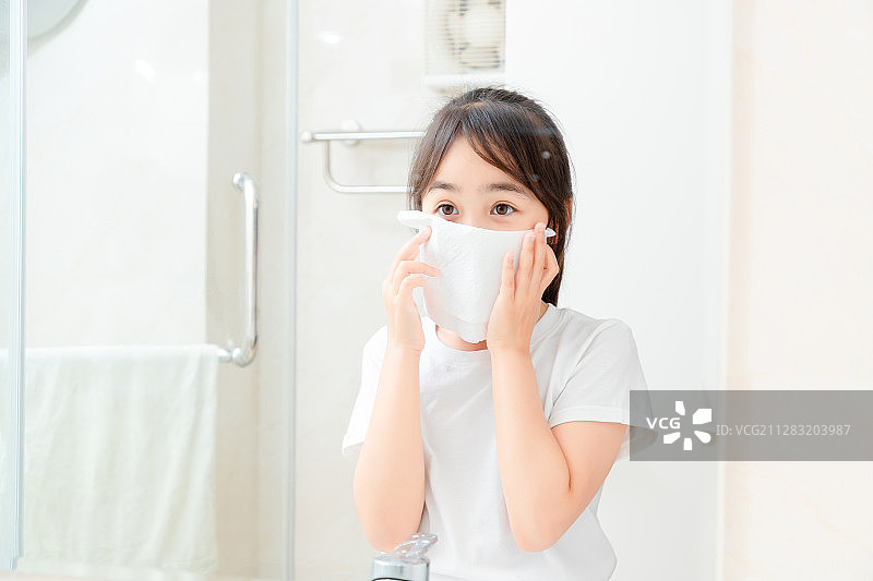 正在洗脸的亚洲小女孩图片素材