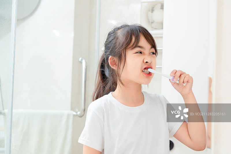 正在刷牙的亚洲小女孩图片素材