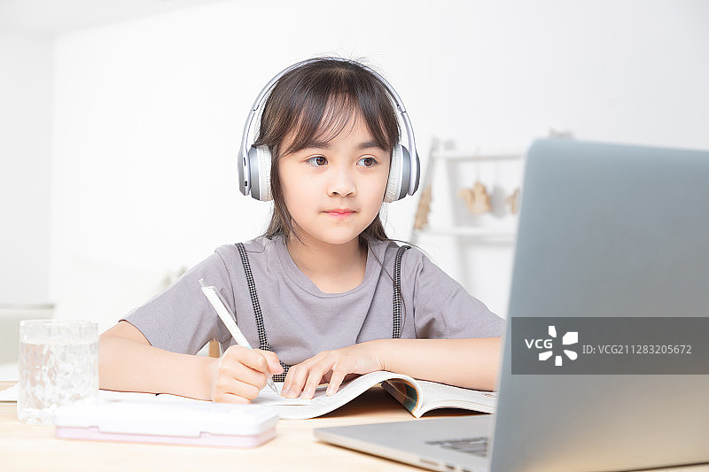 在家里上网课的亚洲小女孩图片素材
