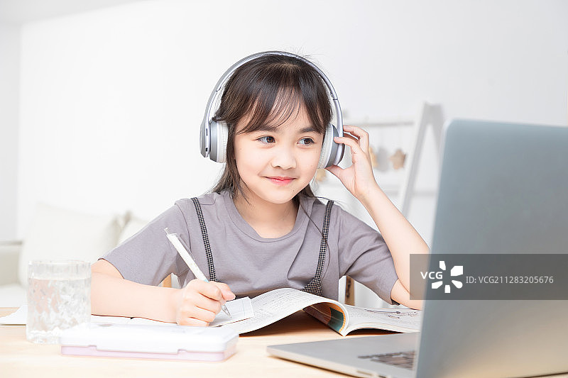 在家里上网课的亚洲小女孩图片素材