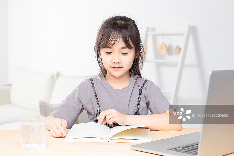 在家里上网课的亚洲小女孩图片素材