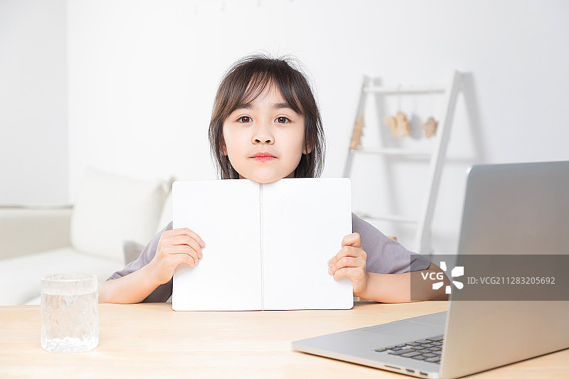 在家里上网课的亚洲小女孩图片素材