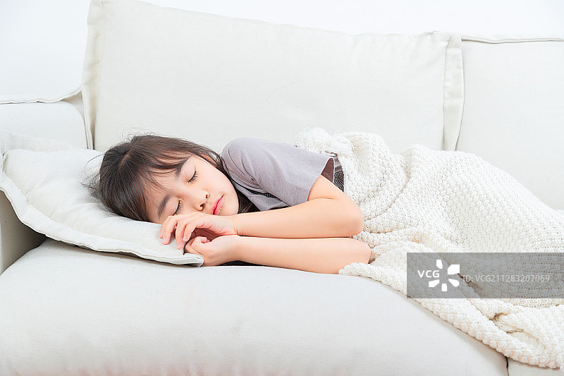 沙发上睡觉的亚洲小女孩图片素材