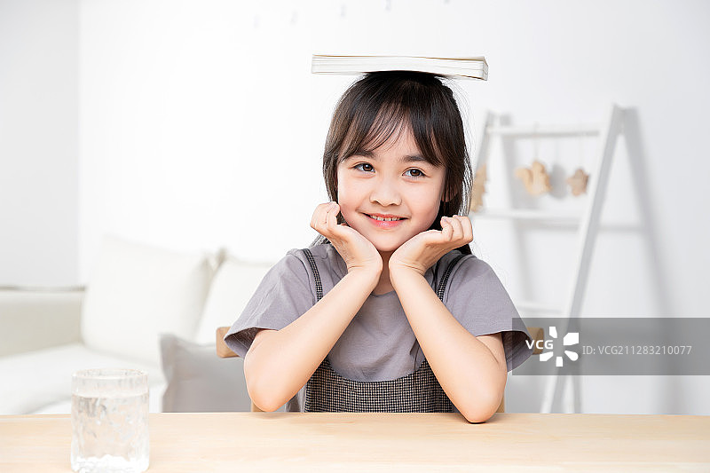 在家里看书的亚洲小女孩图片素材