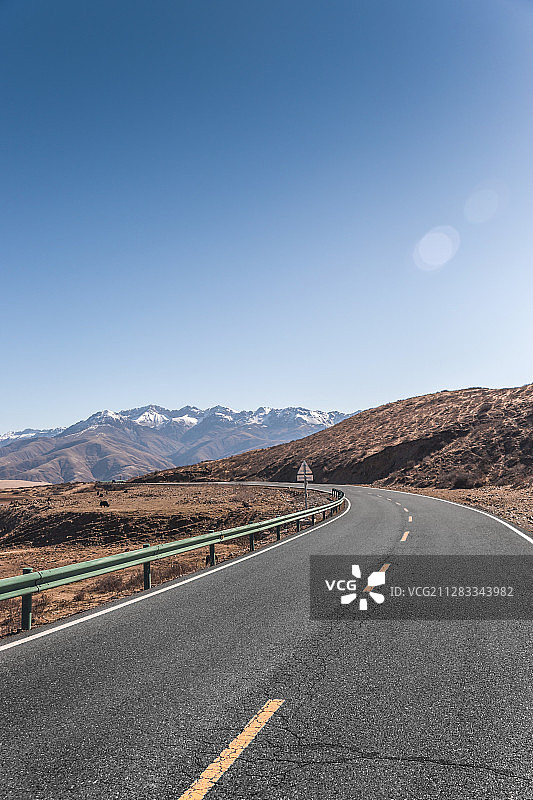 蓝天下高原雪山公路风光汽车背景图图片素材