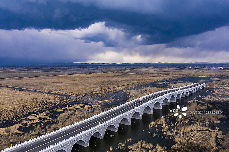 极端天气下的兴凯湖湿地桥图片素材