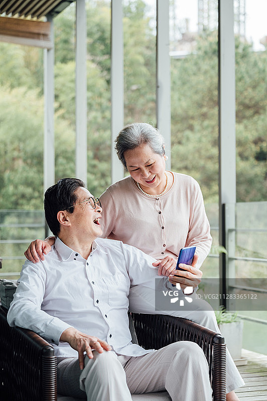 亚洲老年夫妇使用智能手机图片素材