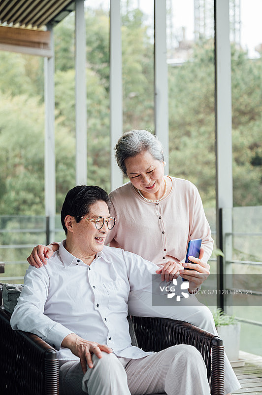 亚洲老年夫妇使用智能手机图片素材