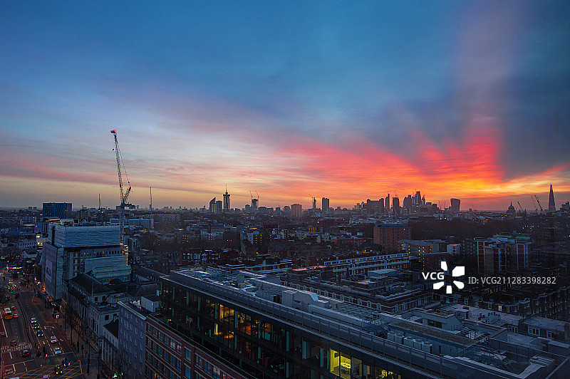傍晚的伦敦，站在大英图书馆上方遥望泰晤士河图片素材