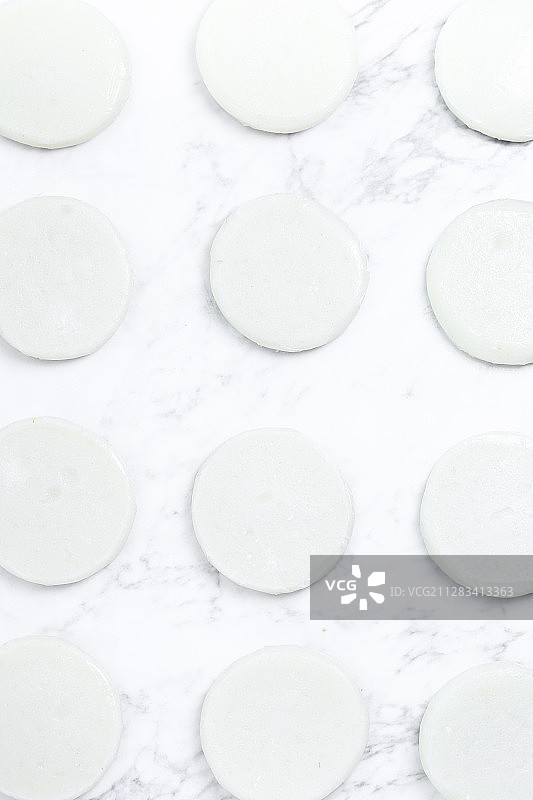 白色的麻糍放在白色背景上图片素材