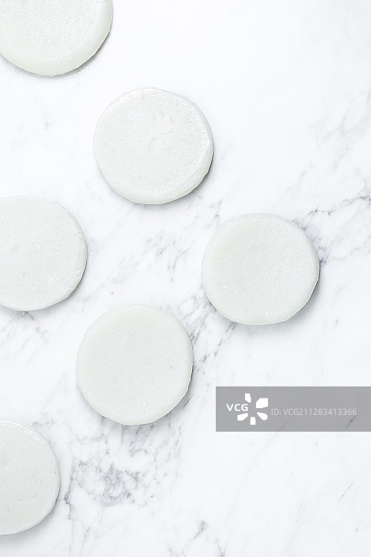 白色的麻糍放在白色背景上图片素材