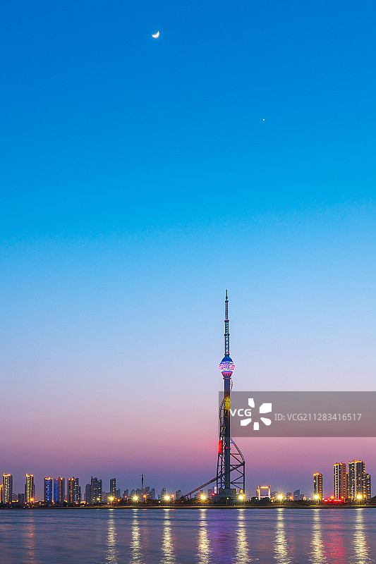 临沂市区电视塔金星伴月图片素材