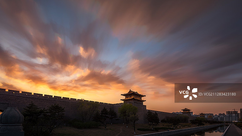 山西省大同市城墙城楼夜景图片素材
