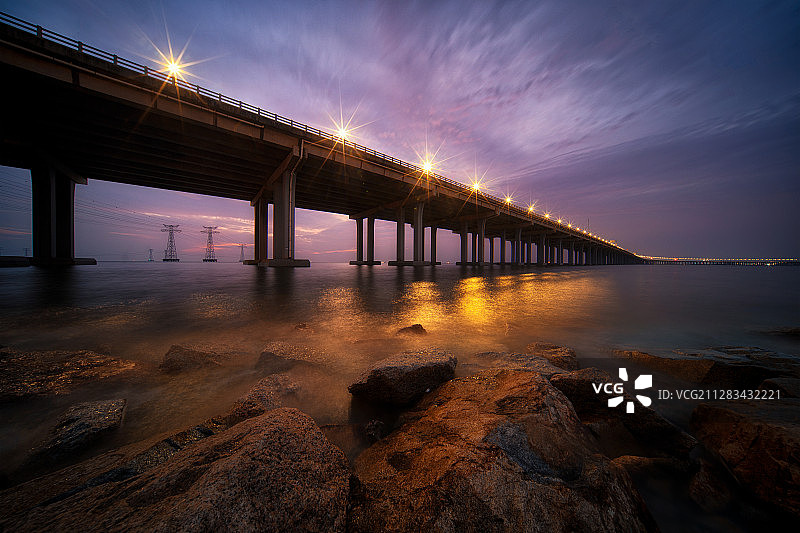 深圳宝安西湾红树林夜景落日夕阳蓝光时刻跨海大桥图片素材