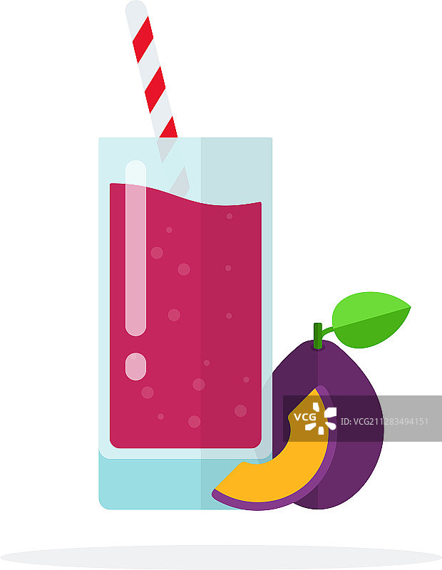 玻璃杯装李子汁与吸管、李子切片图片素材