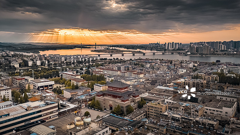 襄阳古城的耶稣光图片素材