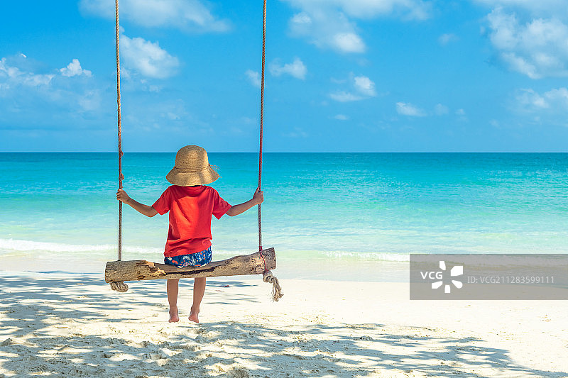 海滩上的孩子图片素材