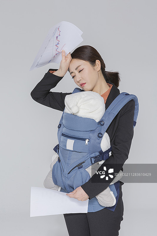 工作室中的亚洲女商人肖像图片素材