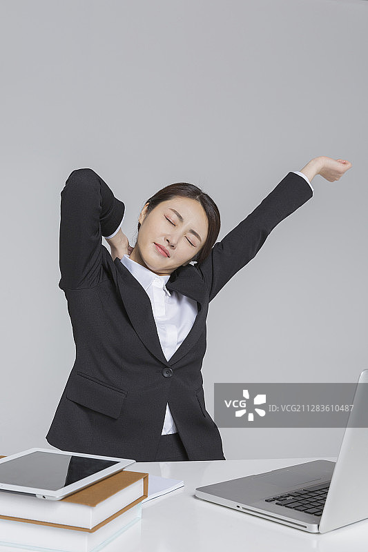 女商人概念，亚洲女性在工作室的肖像图片素材