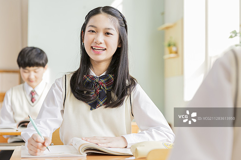 一群快乐的男女学生图片素材