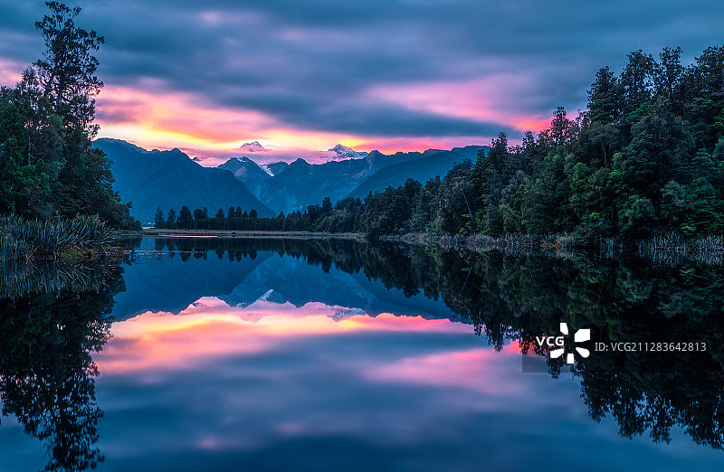雪山倒影（新西兰马瑟森湖）图片素材