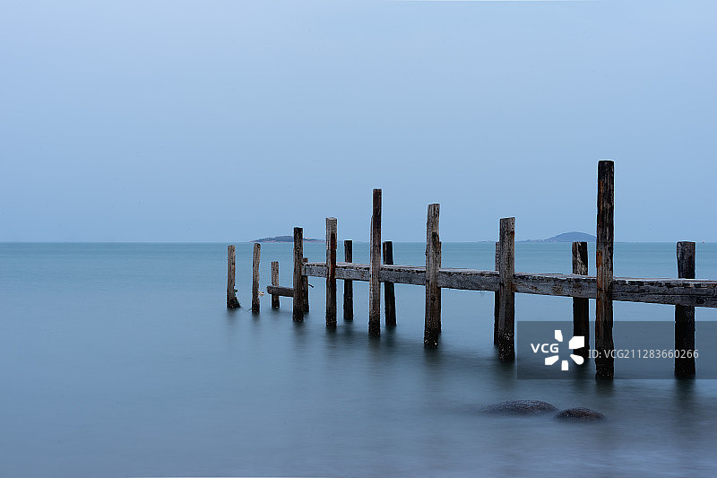 安静的海和木栈道图片素材
