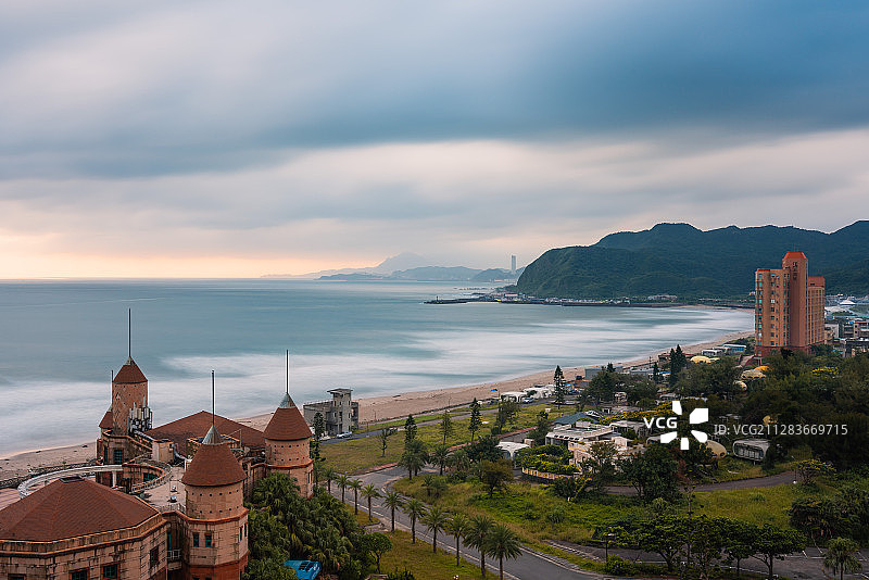 中国台湾新北市翡翠湾海面日出图片素材